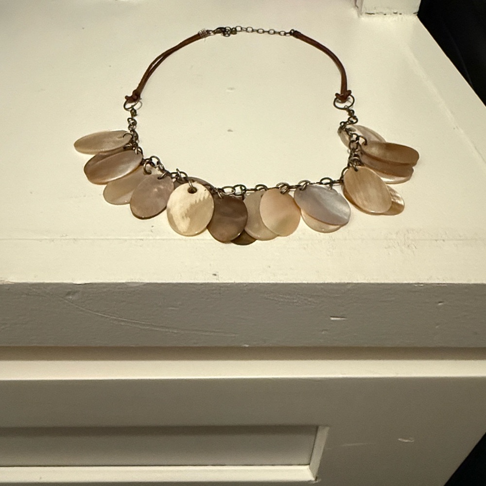 Elegant Shell Necklace with leather cord